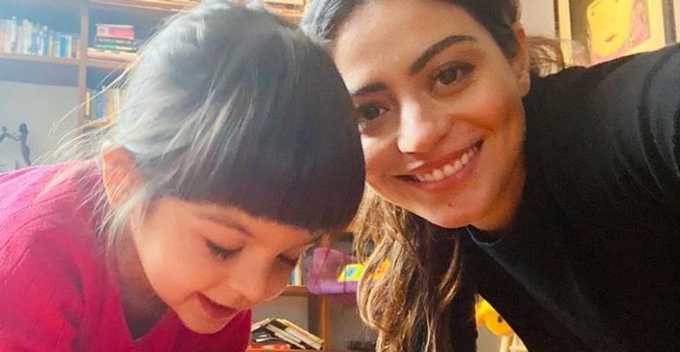 Carol Castro se declara no aniversário da filha: ”3 anos que o coração bate fora do peito”