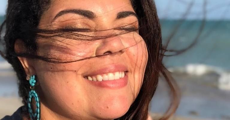 Fabiana Karla posa com os cabelos cacheados e recebe chuva de elogios: ”Linda toda cacheada”