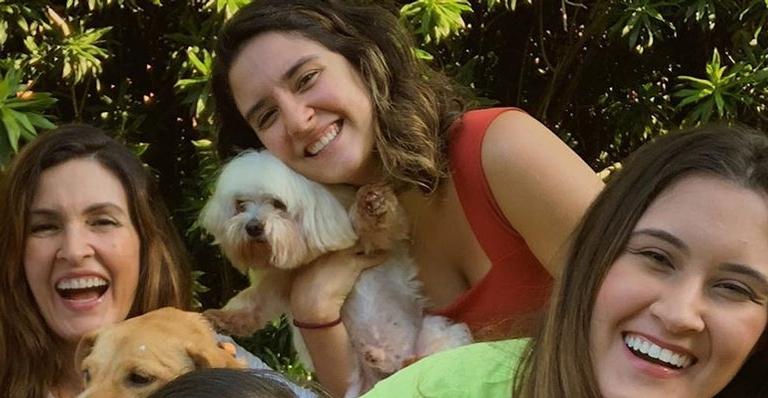 Filha de Fátima Bernardes renova o bronzeado de biquíni e coleciona elogios: ”Deusa!”