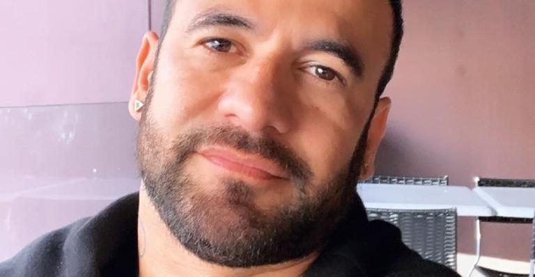 Hadson mostra o filho recém-nascido preparado para deixar a maternidade e brinca: ”Partiu casa”