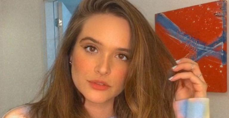 Juliana Paiva posa tomando café da manhã na cama: ”Jeito novo e bom de começar o seu dia!”