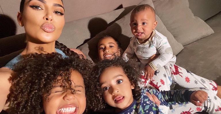 Kim Kardashian encanta ao posar com a filha caçula fantasiada