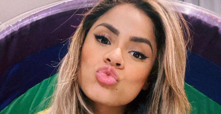 Lexa celebra estreia em programa e surge dançando no camarim