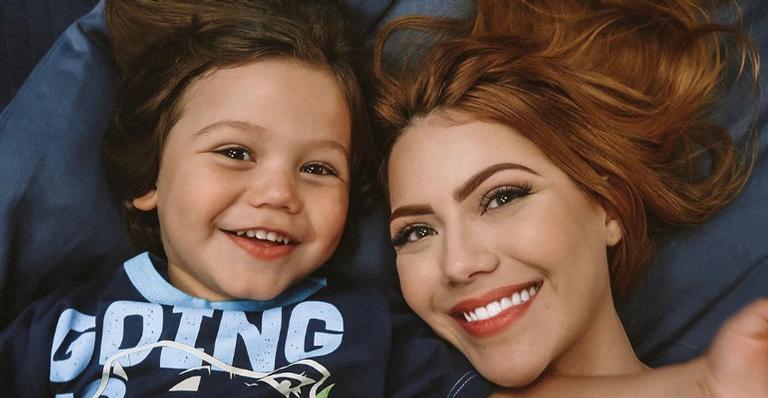 Sarah Poncio encanta a web mostrar o filho, José desenhando: ”Coisa linda!”