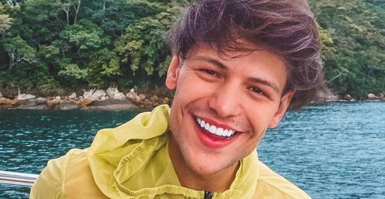 Saulo Poncio explode o fofurômetro ao postar fotos do filho, Davi, fazendo biquinho