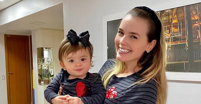 Thaeme posta cliques fofos da filha, Liz, e brinca sobre careta: ”Rainha dos memes”