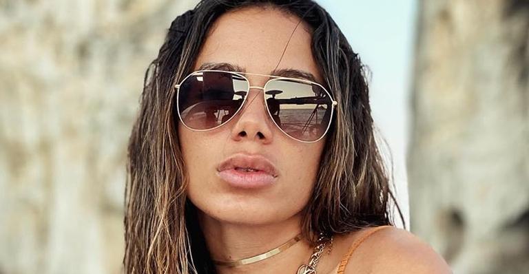 Anitta exibe corpaço em cliques com maiô cavadíssimo e eleva temperatura da web: ”Dei zoom”