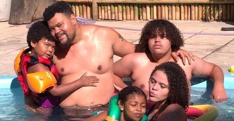 Pai de três, Babu Santana revela em vídeo emocionante os apelidos carinhosos que deu para os filhos