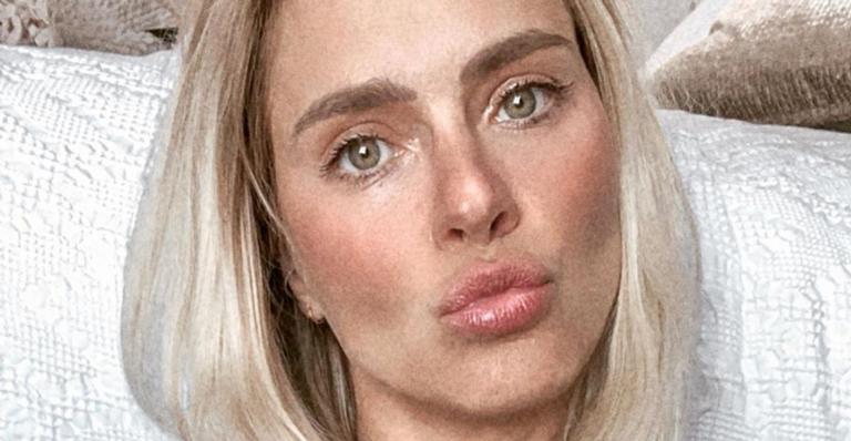 Carolina Dieckmann surge no maior chamego com seu gatinho de estimação
