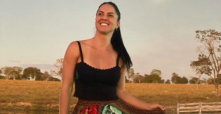 Graciele Lacerda posa sorridente ao lado de seus cachorrinhos de estimação: ”Meus filhotes”