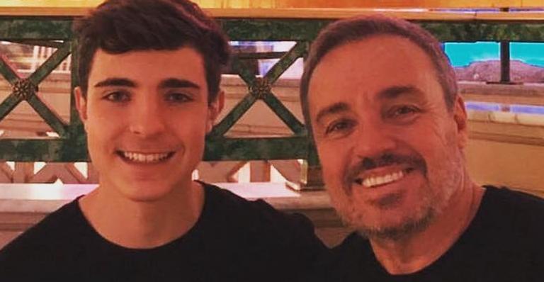 Filho mais velho de Gugu Liberato aparece coladinho com a namorada em clique super raro