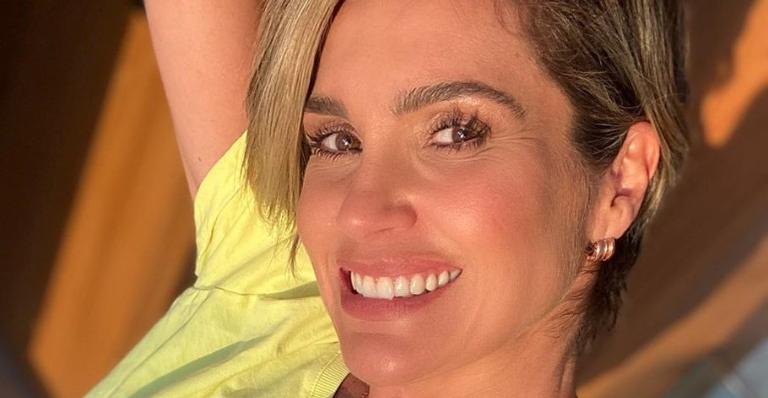 Flávia Alessandra aparece usando biquíni de bolinha em foto de 2001 e brinca com personagem antiga