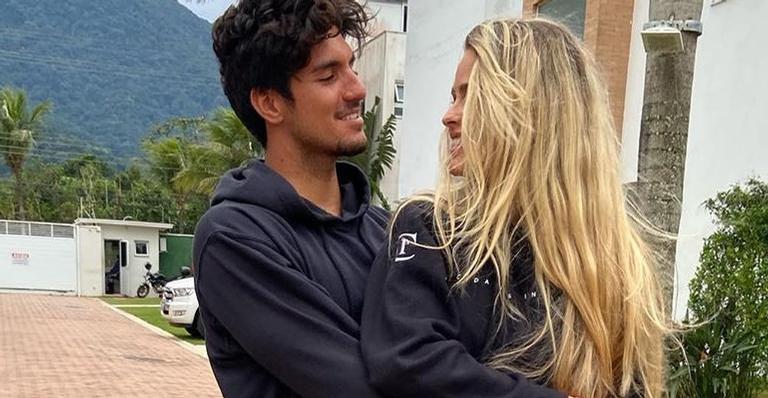 Gabriel Medina curte dia radical ao lado de Yasmin Brunet e de sua irmã: ”Meus amores”