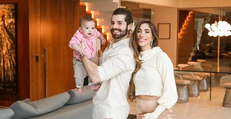 Grávida de uma menina, Romana Novais posa com a família e celebra: ”Me belisca, estou sonhando”