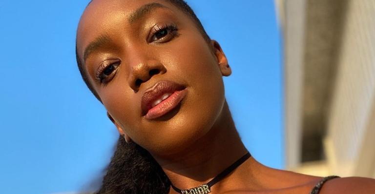 Iza ostenta abdômen definido com biquíni cavado e deixa web babando: ”Um corpo é um corpo!”