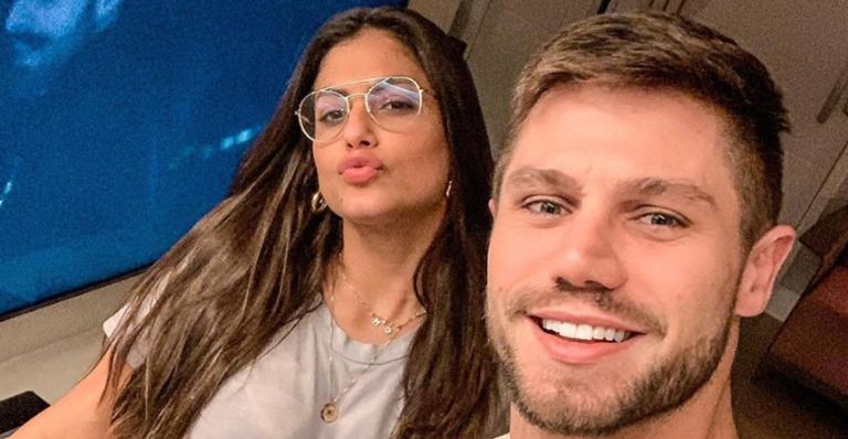 Jonas Sulzbach surge dando beijão em Mari Gonzalez em cenário paradisíaco