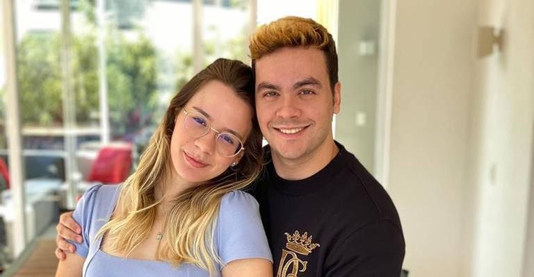 Após anunciar que será pai pela primeira vez, Luccas Neto posa com a namorada e faz agradecimento