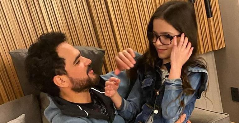 Luciano Camargo encanta ao posar com a filha: ”Quase não cabe mais em meu colo”