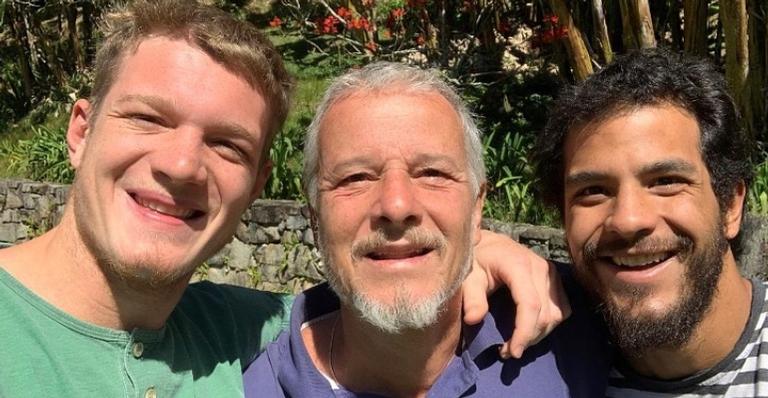 Marcello Novaes ganha homenagem fofíssima de aniversário do filho, Pedro: ”Te amamos, pai!”