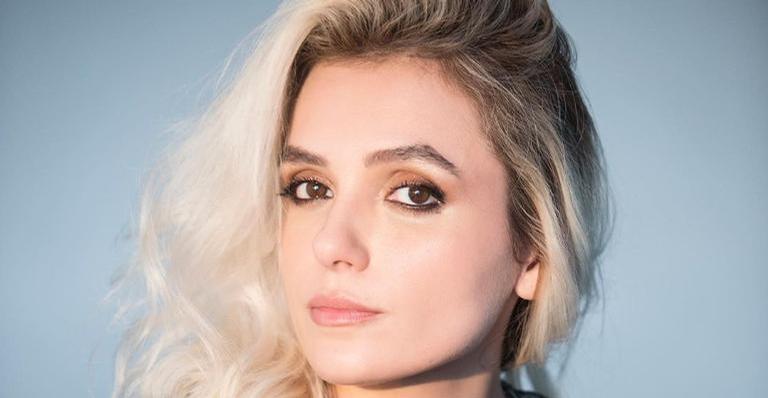 Monica Iozzi relembra primeira viagem de avião com a família: ”Direto de 1994”