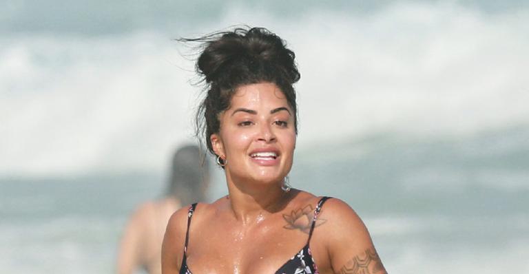 De biquíni, Aline Riscado eleva a temperatura ao ser flagrada em dia de praia