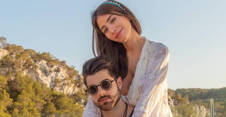 Alok compartilha foto dando beijão na esposa durante chá revelação: ”Sonhando acordado”