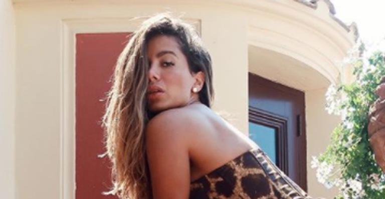 Anitta sensualiza com vestido grifado e exibe corpão