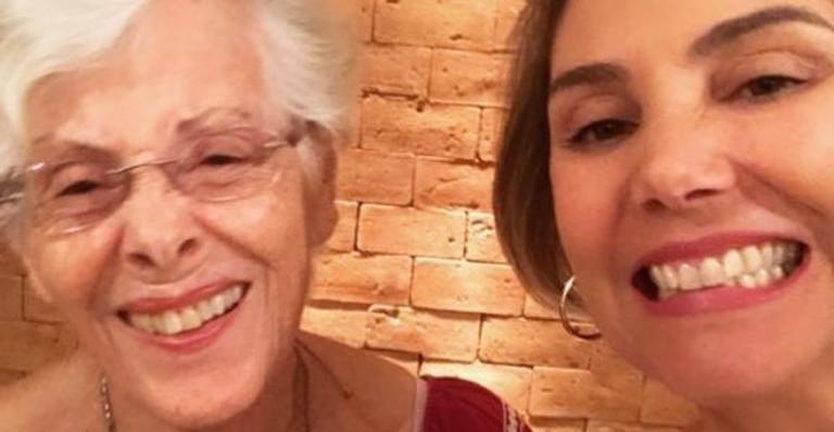 Aos 90 anos, mãe de Heloisa Périssé surge tocando violão e atriz se derrete: ”Sextou pra mainha”
