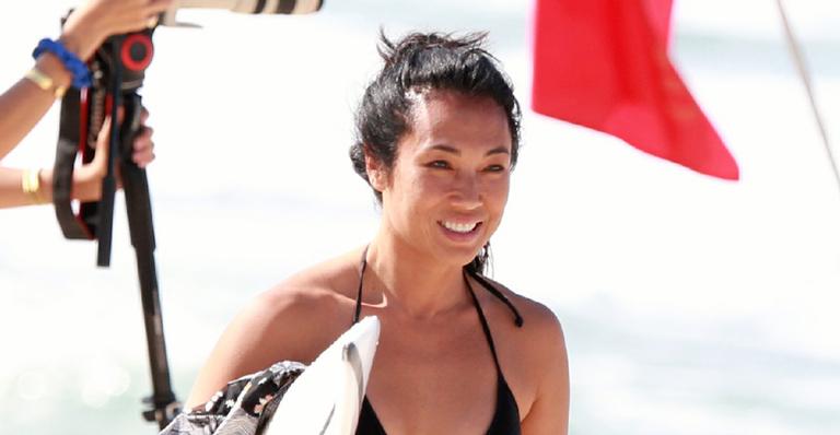 De biquíni, Danni Suzuki é flagrada surfando e exibe corpão