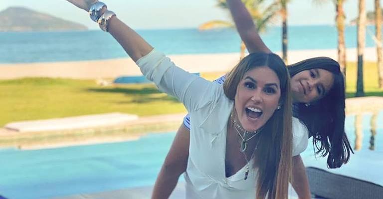 Deborah Secco combina pijama com a filha, Maria Flor, e encanta a web: ”Fofoletes”