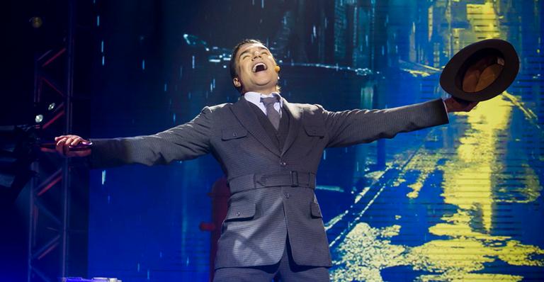 Jarbas Homem de Mello encena Cantando na Chuva no reality Talentos