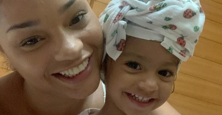 Juliana Alves encanta ao mostrar a filha retirando sua maquiagem: ”Muito fofa!”