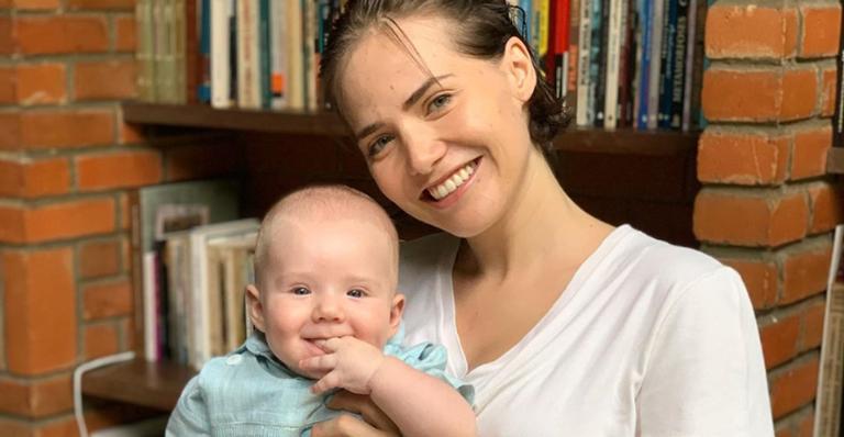 Leticia Colin encanta a web ao relembrar clique adorável de sua infância