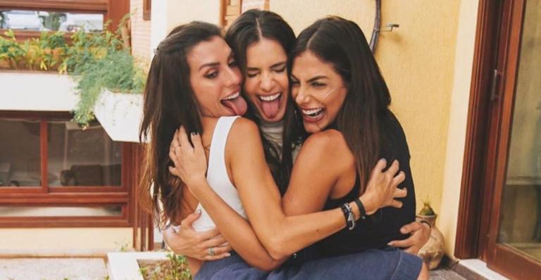 Mari Gonzalez encanta web ao parabenizar amigas com bela homenagem: ”Minhas leoninas”