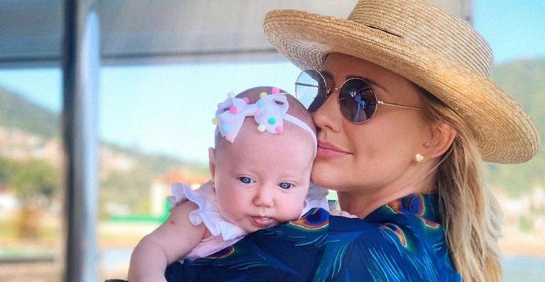 Ana Paula Siebert encanta como novos cliques de sua filha Vicky: ”Fico querendo parar esse tempo”
