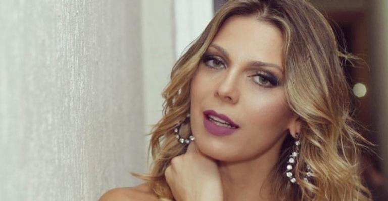 Sheila Mello aparece de top e corpão sarado recebe elogios: ‘Que sereia!”