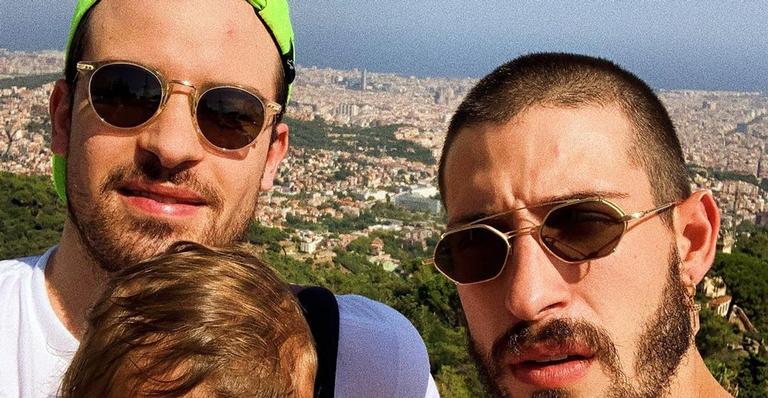 Vinicius Martinez posa com irmão e semelhança surpreende: ”São gêmeos?”