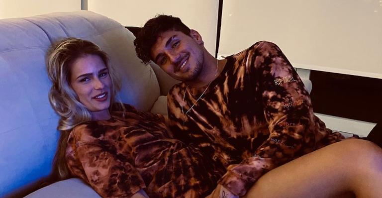 Yasmin Brunet e Gabriel Medina impressionam a web ao surgirem surfando juntos