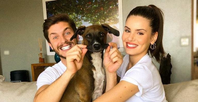 Klebber Toledo posa com Camila Queiroz ao resgatar belos cliques das gravações de ‘Êta Mundo Bom!’