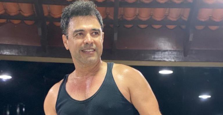 Na fazenda ‘É o Amor’, Zezé Di Camargo posa com os pais e encanta web: ”Cuidando dos meus anjos”