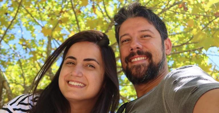 Phelipe Siani diverte a web ao posar com o sogro: ”Saudade de dar beijo nesse gordão”