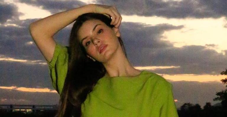 Camila Queiroz relembra lindos cliques de final de tarde na praia: ”Um pouco de sol”