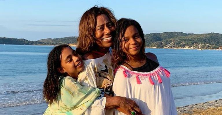 Glória Maria agradece o carinho que recebeu em seu aniversário: ”Foi o mais bonito da minha vida”