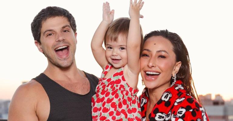 Sabrina Sato exibe a filha Zoe se divertindo com salto alto: ”Já quer dar um rolê”