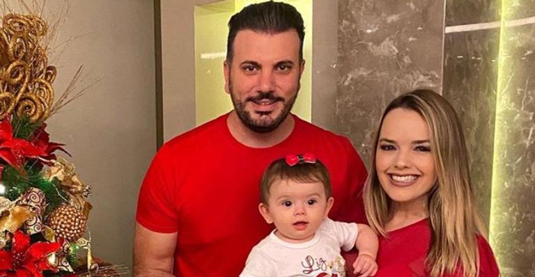 Thaeme compartilha registros da comemoração de aniversário de seu marido: ”Viva o papai!”