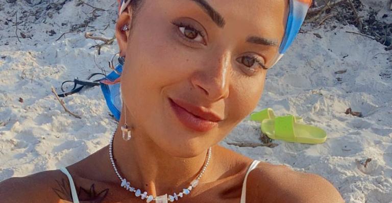 Aline Riscado arranca elogios da web ao surgir surfando: ”Vai dominar os mares agora!”