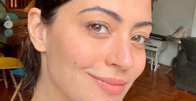 Carol Castro empina o bumbum tomando sol de biquíni e eleva temperatura da web: ”Deusa”