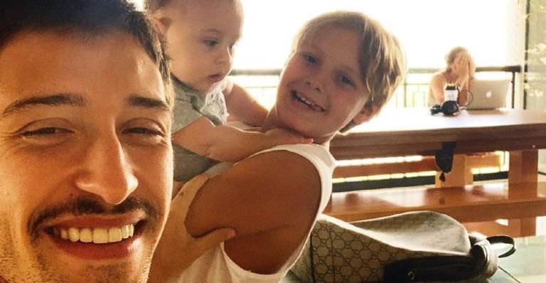 Vinicius Martinez compartilha clique de Davi Lucca com Valentin e declara: ”Amo minha família”