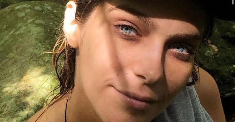 Isabella Santoni posa de maiô ao pôr do sol e brinca: ”Olhando pro nada, pensando no jantar”