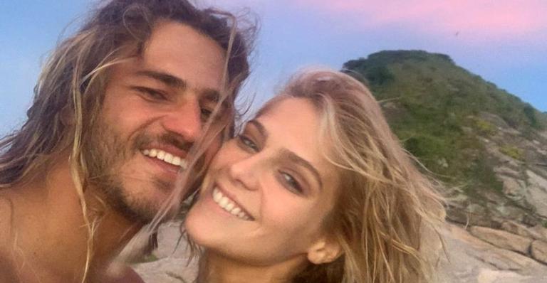 Isabella Santoni surge fazendo manobras radicais no surf ao lado do namorado, Caio Vaz